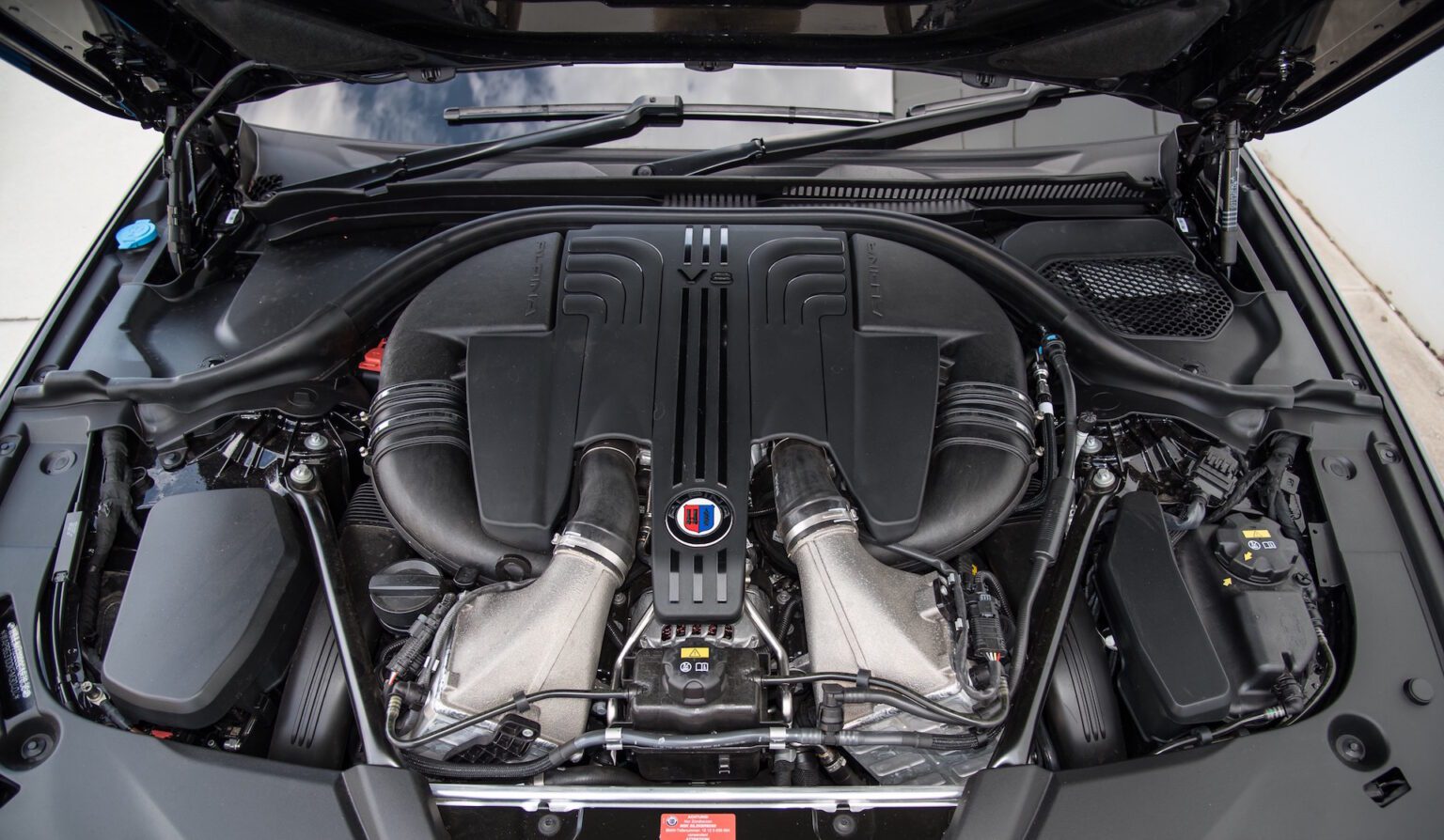 BMW Alpina B5 Touring Engine