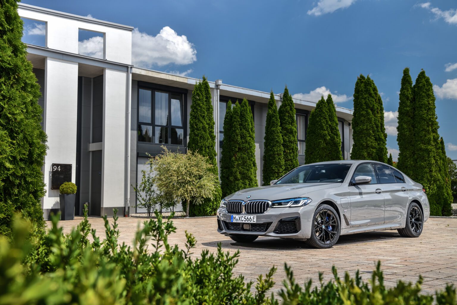 BMW 545e zijkant