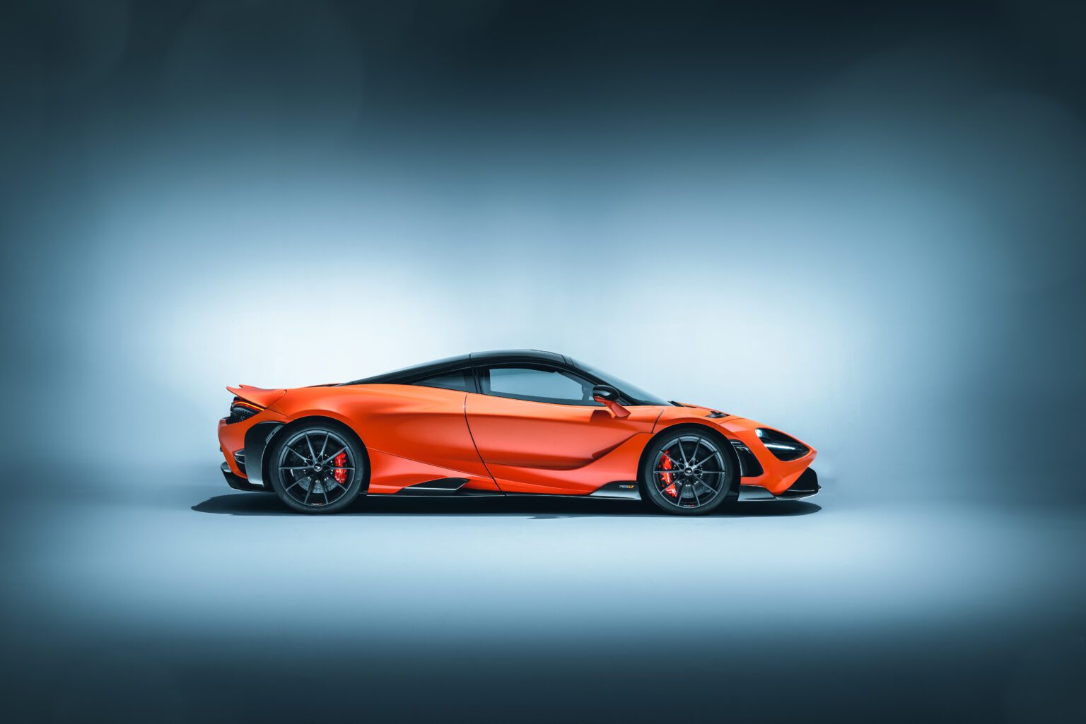 McLaren 765LT zijkant