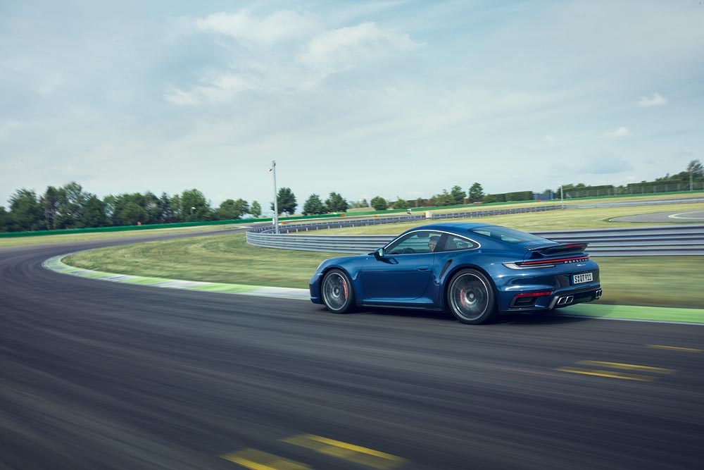 Porsche 911 Turbo zijkant circuit