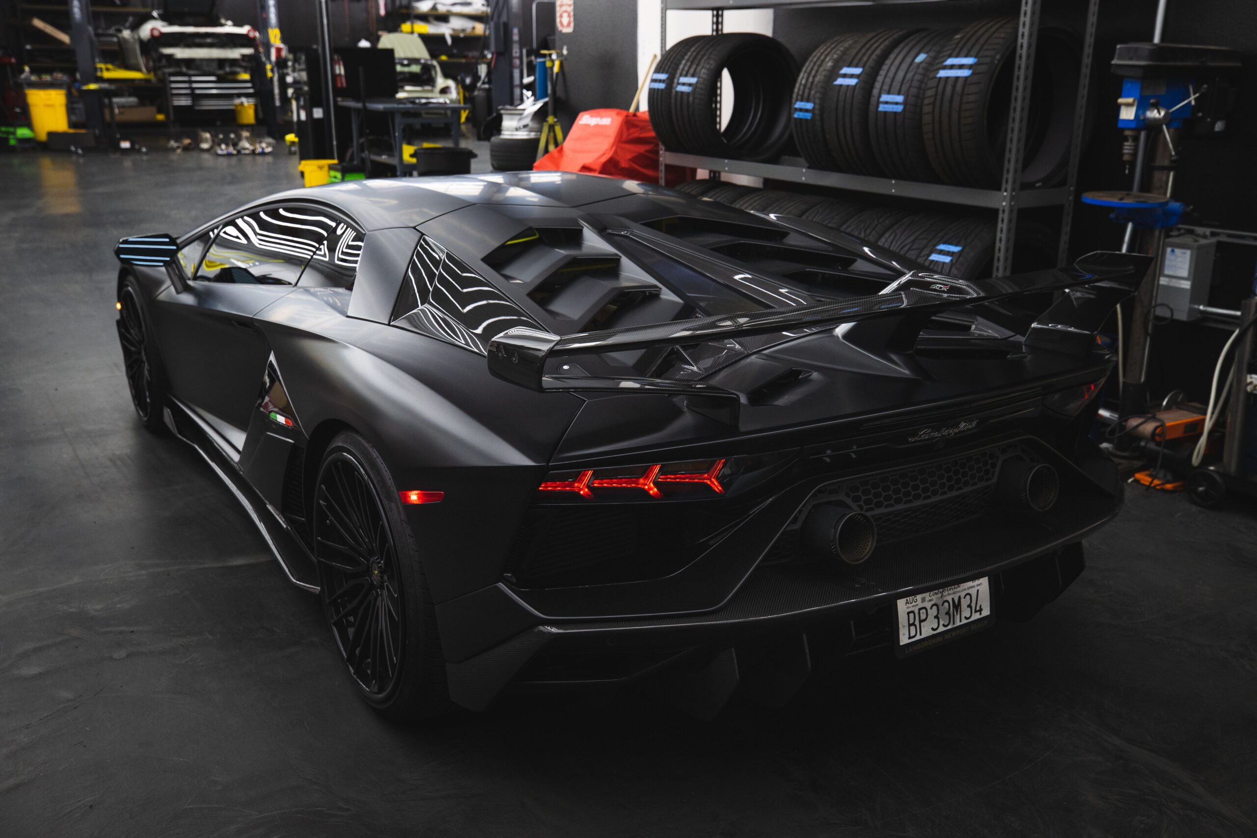 auto poetsen zwarte lamborghini aventador svj lakglans scaled auto poetsen zwarte lamborghini aventador svj lakglans scaled