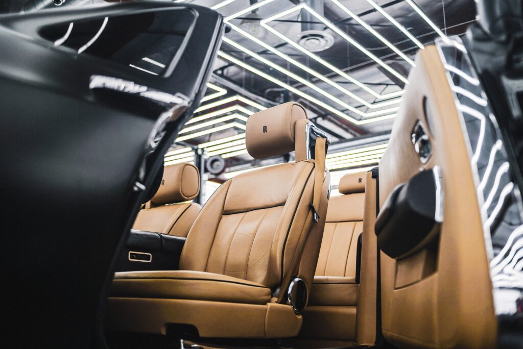 rolls royce interieur bruine lederen stoelen Luxe Rolls-Royce interieur met bruin lederen stoelen en hoogwaardige afwerking